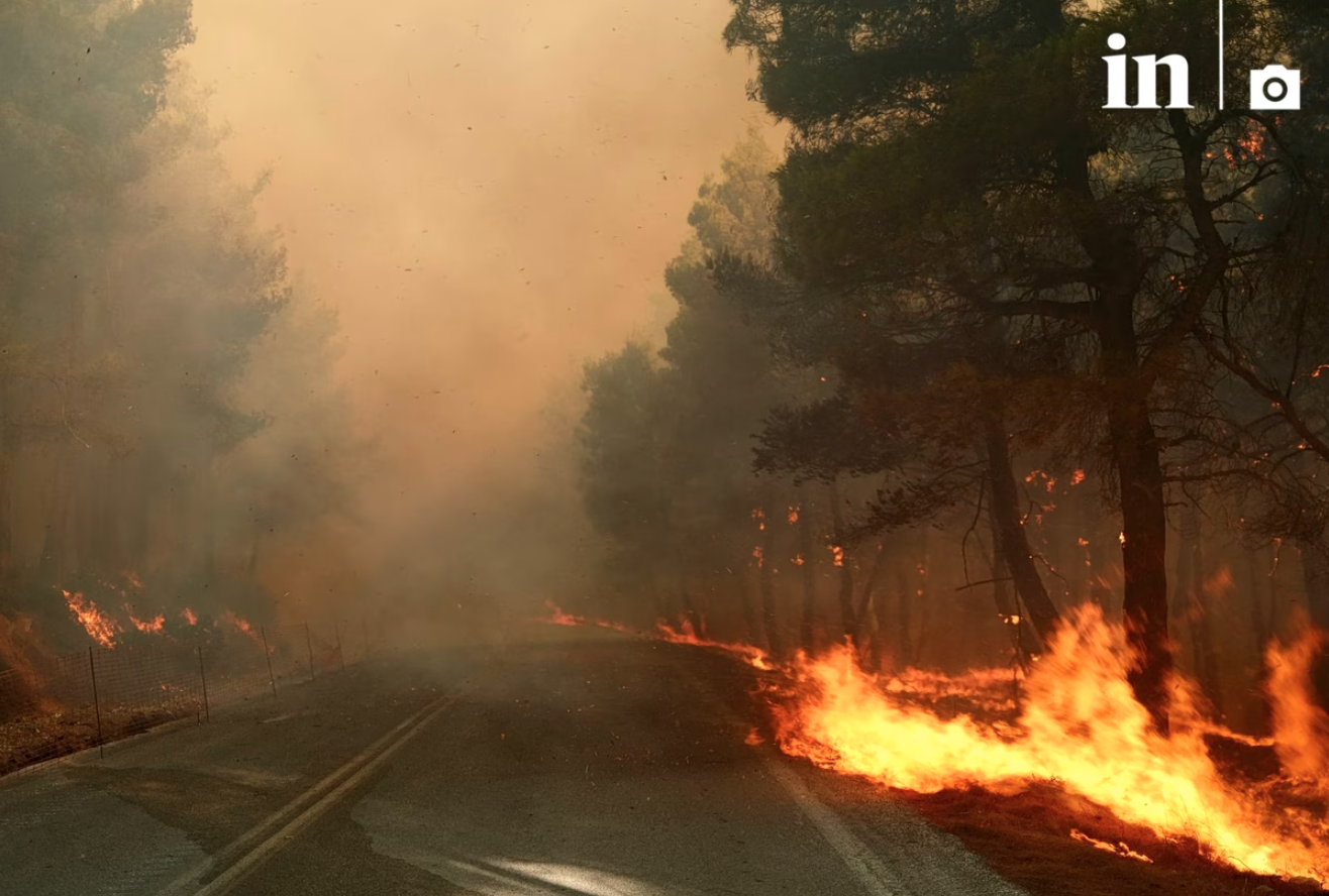 Συγκλονιστικές εικόνες και βίντεο από το πύρινο μέτωπο από Βίλια προς Πόρτο Γερμενό