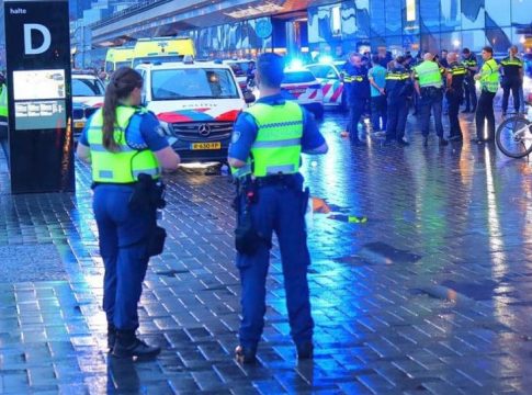 Τέσσερις τραυματίες στο κέντρο του Άμστερνταμ μετά από επίθεση με μαχαίρι σε ζωντανή μετάδοση [βίντεο]