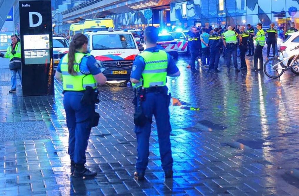Τέσσερις τραυματίες στο κέντρο του Άμστερνταμ μετά από επίθεση με μαχαίρι σε ζωντανή μετάδοση [βίντεο]