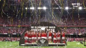 Η απονομή του Community Shield στην Άρσεναλ: Ο Τζόλης πήρε τη σαμπάνια και τους μπουγέλωσε όλους!