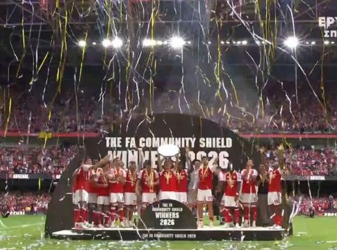 Η απονομή του Community Shield στην Άρσεναλ: Ο Τζόλης πήρε τη σαμπάνια και τους μπουγέλωσε όλους!