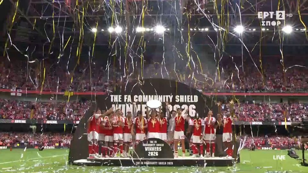 Η απονομή του Community Shield στην Άρσεναλ: Ο Τζόλης πήρε τη σαμπάνια και τους μπουγέλωσε όλους!