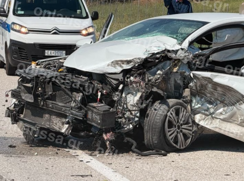 Λάρισα: Σε άμορφη μάζα σιδερικών μετατράπηκε αυτοκίνητο μετά τη σύγκρουση με φορτηγό (pics)