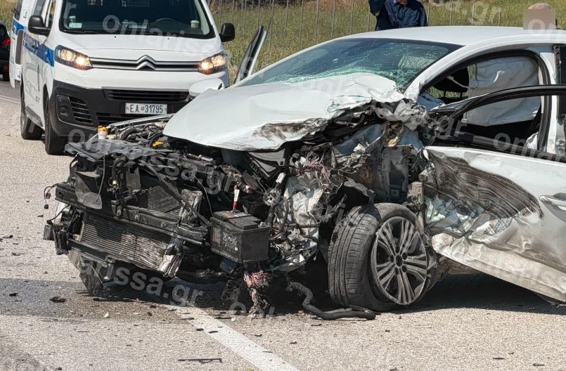 Λάρισα: Σε άμορφη μάζα σιδερικών μετατράπηκε αυτοκίνητο μετά τη σύγκρουση με φορτηγό (pics)