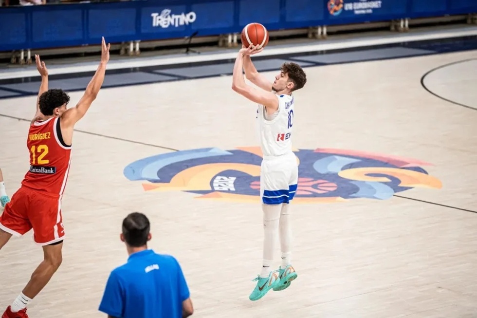 Αποθέωσε τον Χατζηλάμπρου η FIBA: «Επηρεάζει το παιχνίδι με πολλούς τρόπους, παρακολουθήστε τον»
