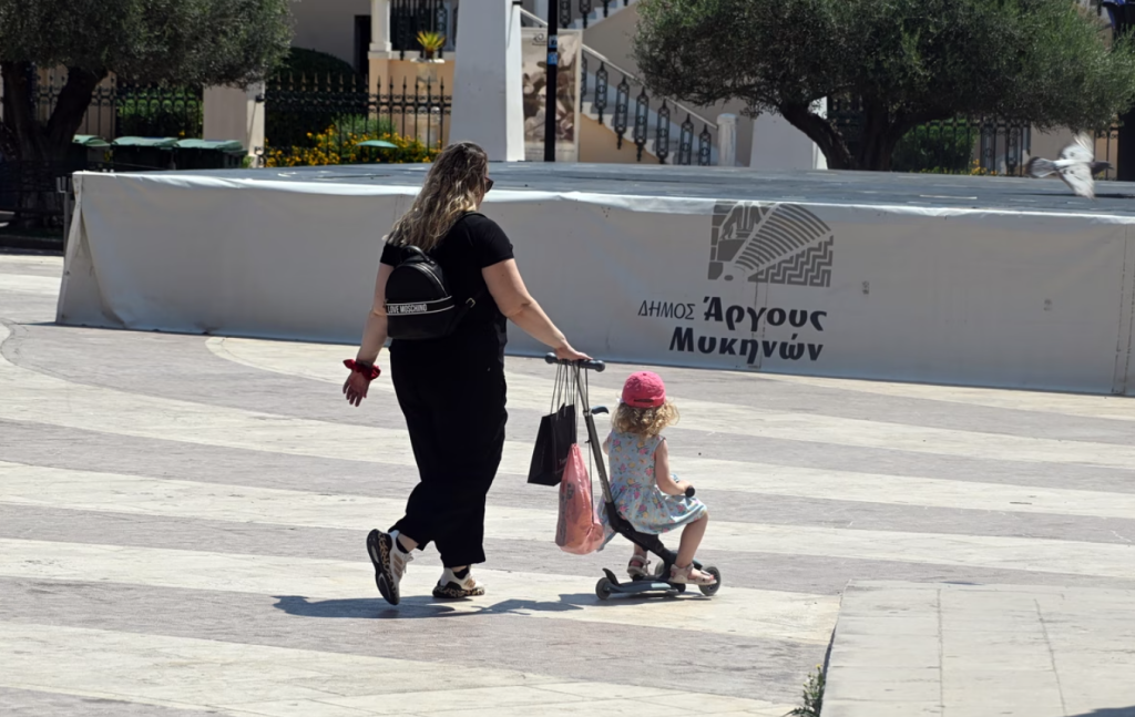 Δημογραφικό: Μια σταγόνα ελπίδας σε μια θάλασσα… ελεύθερης πτώσης των γεννήσεων