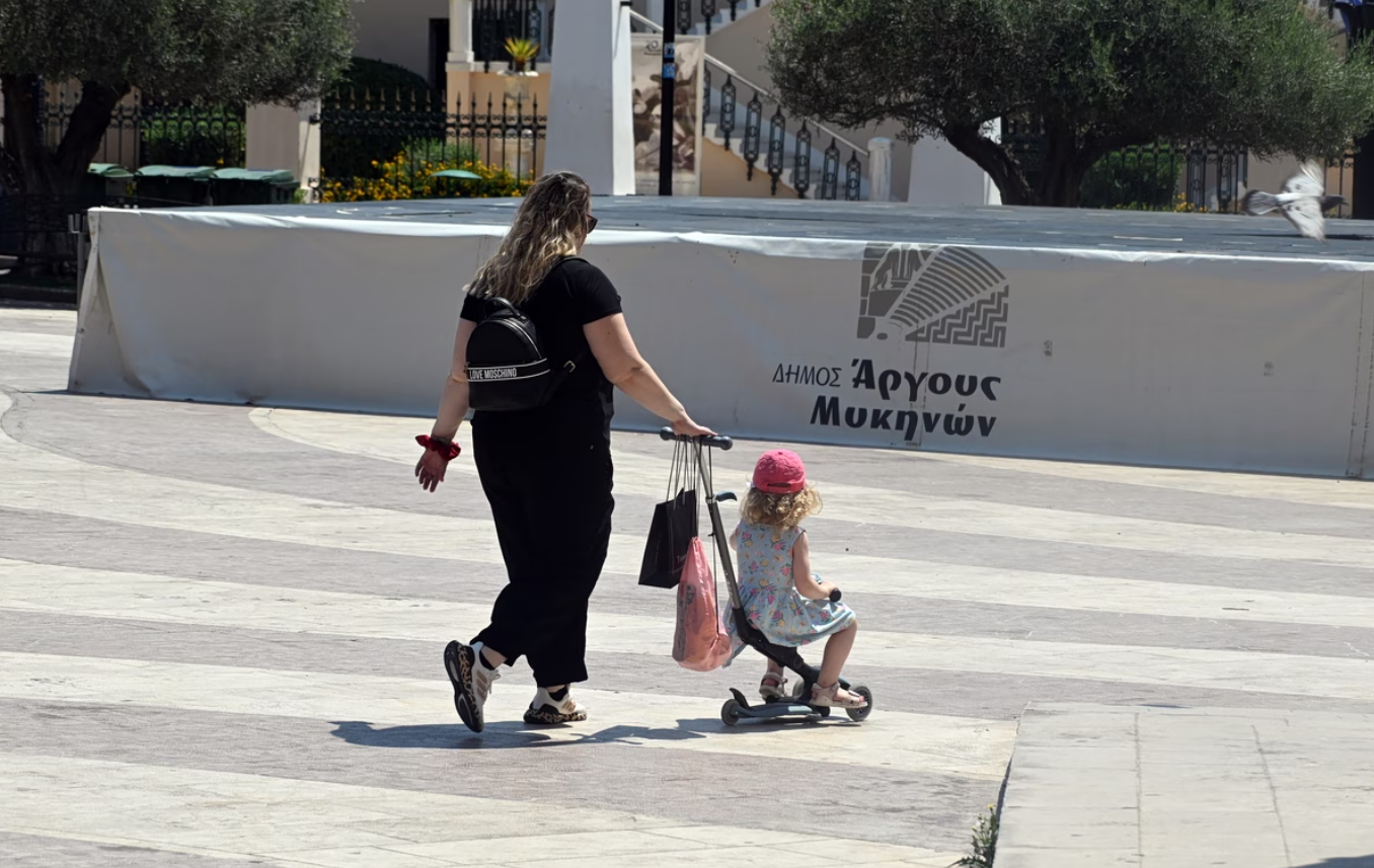 Δημογραφικό: Μια σταγόνα ελπίδας σε μια θάλασσα… ελεύθερης πτώσης των γεννήσεων