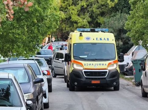 Δύο νεκροί έξω από πολυκατοικία στη Νέα Σμύρνη – Φέρουν τραύματα από σφαίρα στο κεφάλι