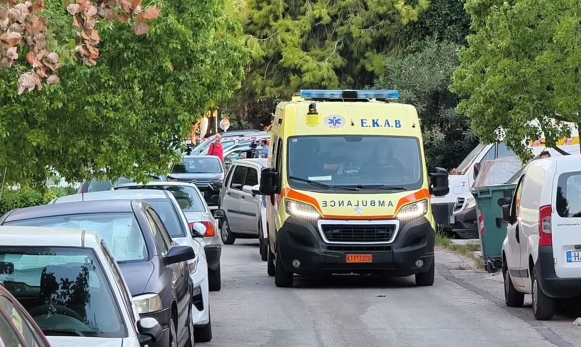 Δύο νεκροί έξω από πολυκατοικία στη Νέα Σμύρνη – Φέρουν τραύματα από σφαίρα στο κεφάλι