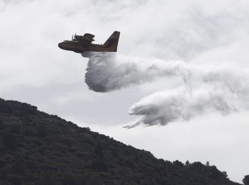 Φωτιά στη Γαστούνη Ηλείας – Σηκώθηκαν τρία αεροσκάφη