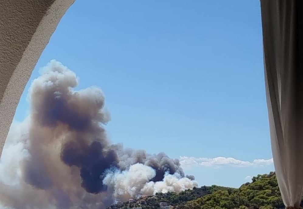 Μεγάλη φωτιά στη Σαλαμίνα – Ήχησε το 112 για εκκένωση
