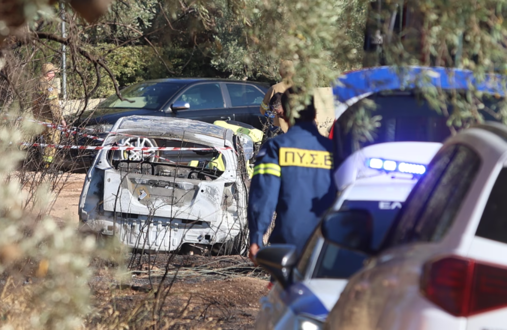 Φωτιά στα Σπάτα: Το όχημα όπου βρέθηκε η σορός – Πιθανολογείται ότι είναι το σημείο – «μηδέν» της πυρκαγιάς