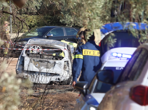 Φωτιά στα Σπάτα: Το όχημα όπου βρέθηκε η σορός – Πιθανολογείται ότι είναι το σημείο – «μηδέν» της πυρκαγιάς
