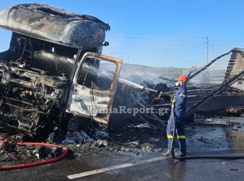 Φθιώτιδα: Ένας νεκρός σε σοκαριστικό τροχαίο με δύο φορτηγά – Το ένα τυλίχτηκε στις φλόγες
