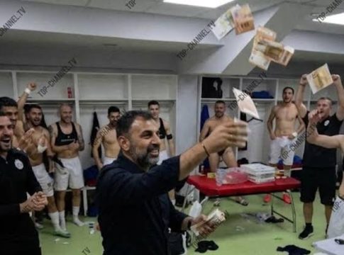 Έπος: Ο πρόεδρος της Ντιναμό Τιράνων μπήκε στα αποδυτήρια με μία σακούλα γεμάτη χρήματα μετά την πρόκριση στα playoffs (vid)