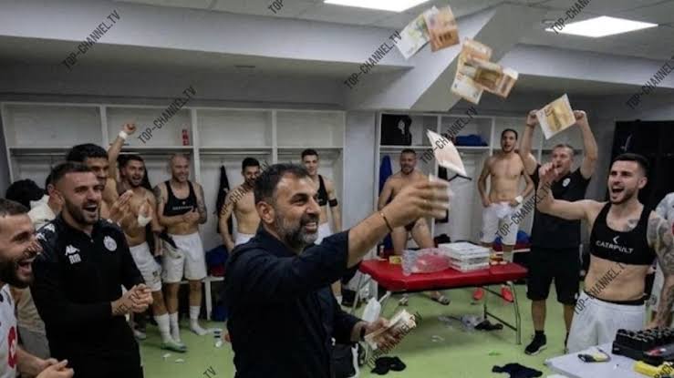 Έπος: Ο πρόεδρος της Ντιναμό Τιράνων μπήκε στα αποδυτήρια με μία σακούλα γεμάτη χρήματα μετά την πρόκριση στα playoffs (vid)