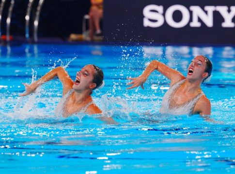 Καλλιτεχνική κολύμβηση: Ντουμπλάρισαν πανηγυρικά τα χρυσά μετάλλια οι αδερφές Αλεξανδρή