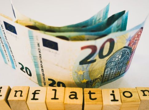 ΟΟΣΑ: Ο πληθωρισμός «τσάκισε» την αγοραστική δύναμη – Ποιες χώρες διατήρησαν καλύτερα την αξία του χρήματος