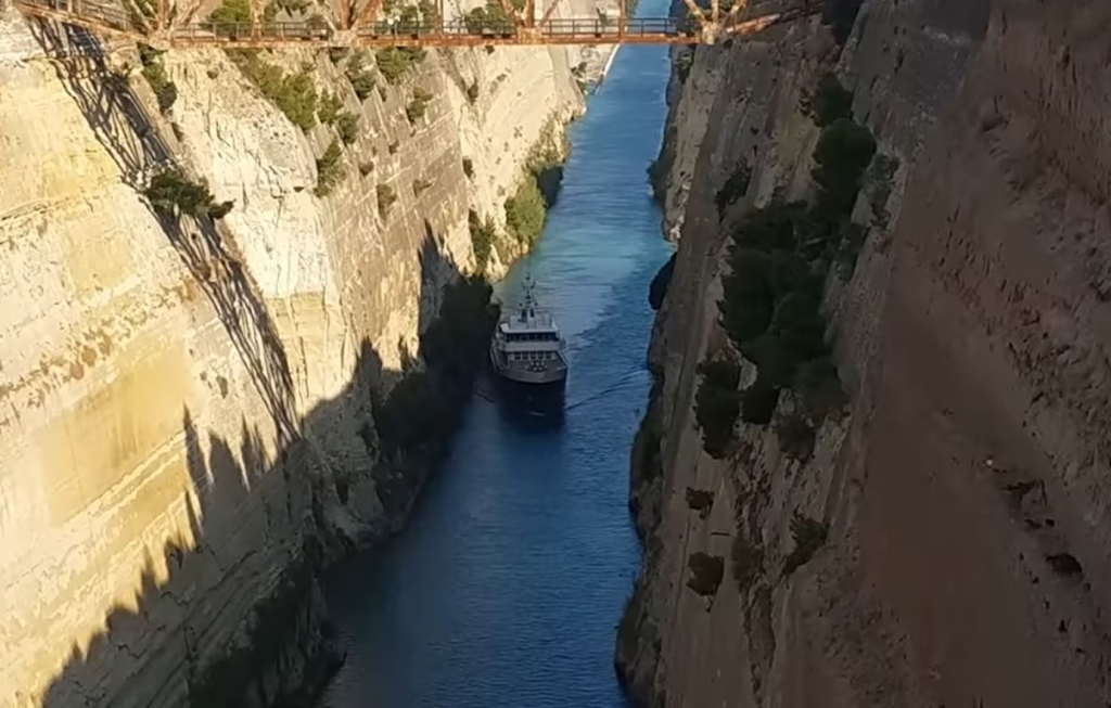 Σούπερ γιοτ προσέκρουσε στα τοιχώματα του Ισθμού της Κορίνθου – Βίντεο από τη δύσκολη διέλευση του πολυτελούς σκάφους