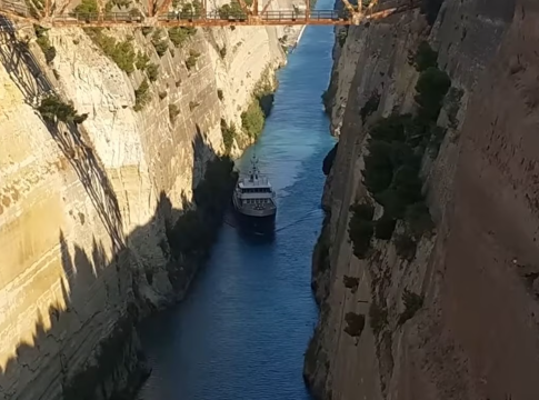 Σούπερ γιοτ προσέκρουσε στα τοιχώματα του Ισθμού της Κορίνθου – Βίντεο από τη δύσκολη διέλευση του πολυτελούς σκάφους