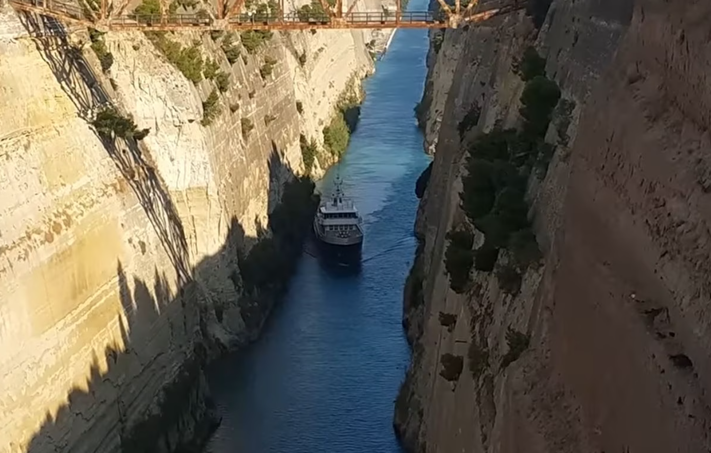 Σούπερ γιοτ προσέκρουσε στα τοιχώματα του Ισθμού της Κορίνθου – Βίντεο από τη δύσκολη διέλευση του πολυτελούς σκάφους