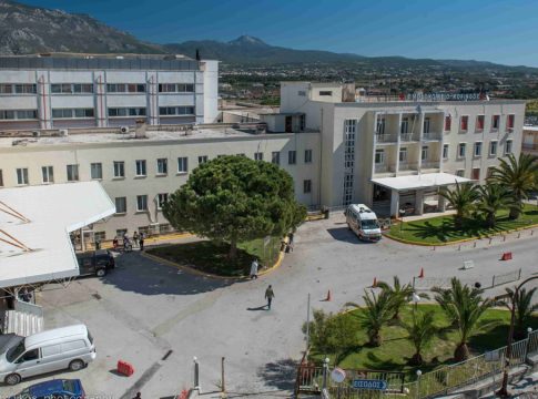 Κόρινθος: Έπεσε τμήμα της ψευδοροφής στα Επείγοντα του νοσοκομείου – Δύο τραυματίες