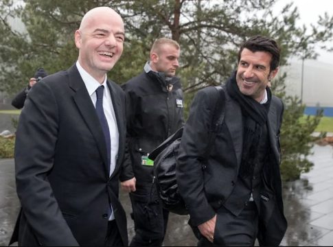 Ευθεία επίθεση του Φίγκο στον Ινφαντίνο: «Έχει κάνει τη FIFA να λειτουργεί ως συμμορία – Να παραιτηθεί από τη θέση του»