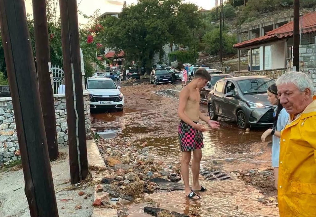 Σοκάρουν οι εικόνες από τις πλημμύρες στη Μάνη – Οδηγοί παρασύρθηκαν από χείμαρρους – Μία τραυματίας από κεραυνό