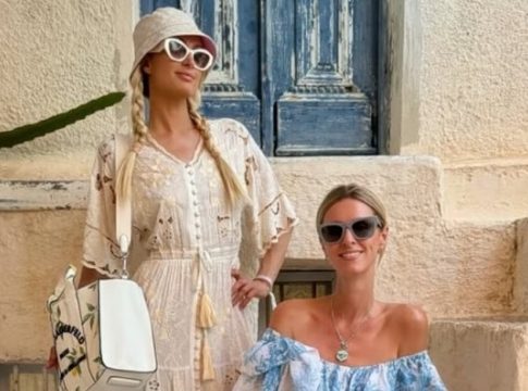 Πάρις Χίλτον: Διακοπές με την αδερφή της στη Σαντορίνη