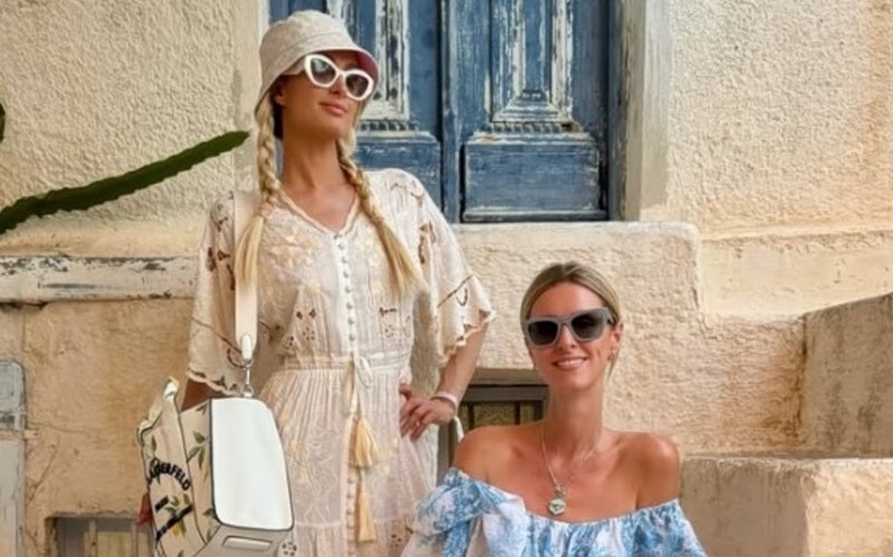Πάρις Χίλτον: Διακοπές με την αδερφή της στη Σαντορίνη