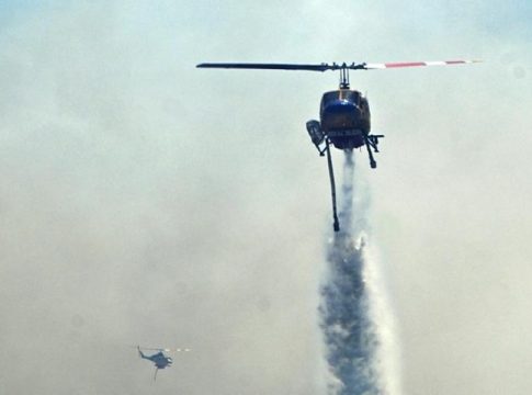 Φωτιά στην Αττική: Συγκρούστηκαν στον αέρα και κατέπεσαν δύο ελικόπτερα που επιχειρούσαν στην Ψάθα