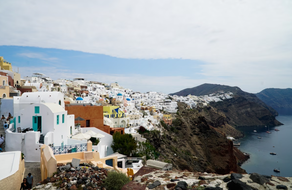 Βαριές «καμπάνες» από την ΑΑΔΕ σε Σαντορίνη και Νάξο – «Λουκέτα» και πρόστιμα