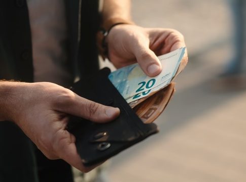 Πότε πληρώνονται επιδόματα και συντάξεις – Οι ημερομηνίες