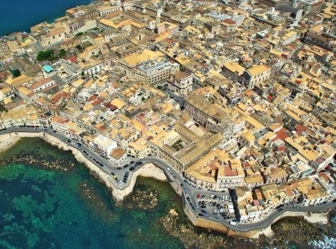 Οι δρόμοι ερημώνουν στη θερμότερη πόλη της Ευρώπης – Εικόνες από το μέλλον της Μεσογείου;