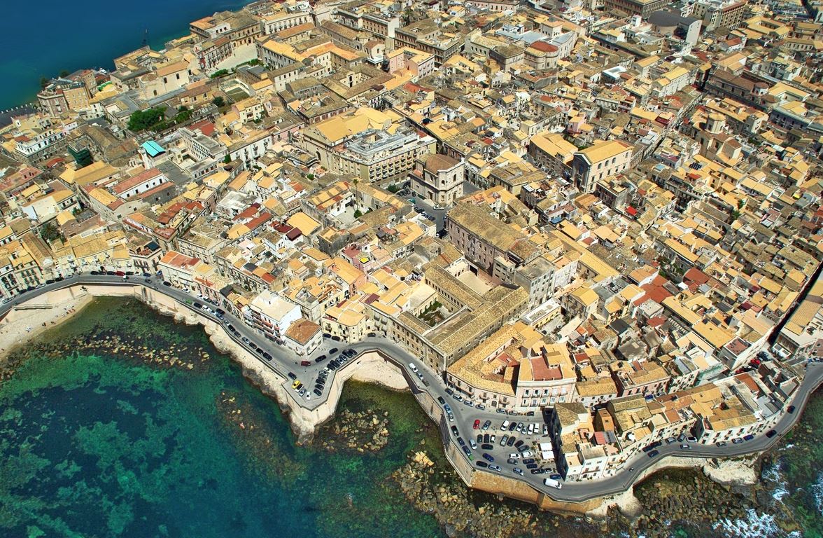 Οι δρόμοι ερημώνουν στη θερμότερη πόλη της Ευρώπης – Εικόνες από το μέλλον της Μεσογείου;