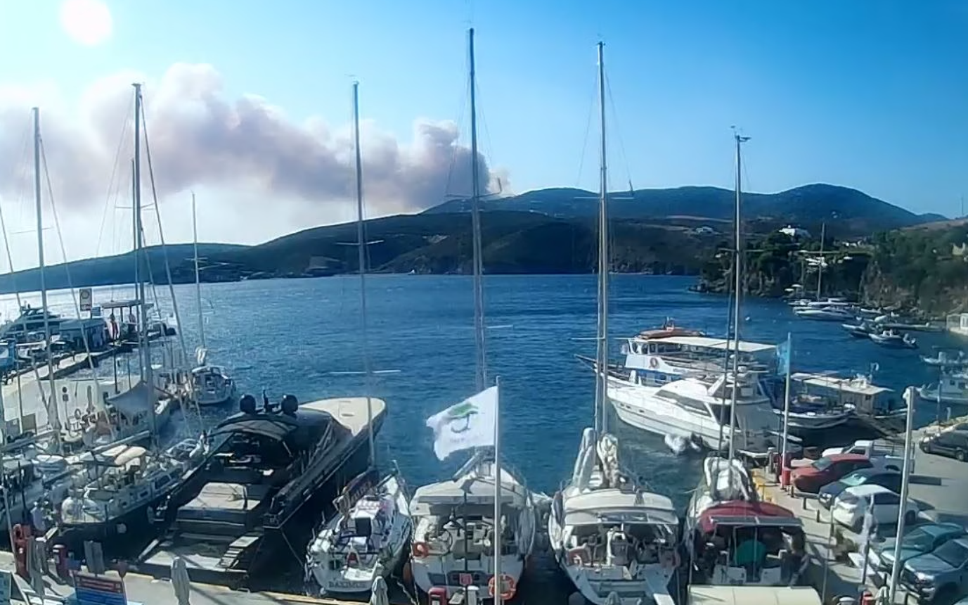 Ανεξέλεγκτη η φωτιά στη Σκύρο – Νέο μήνυμα από το 112