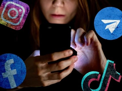 Ο Μακρόν επιμένει στην απαγόρευση των social media για παιδιά κάτω των 15 ετών
