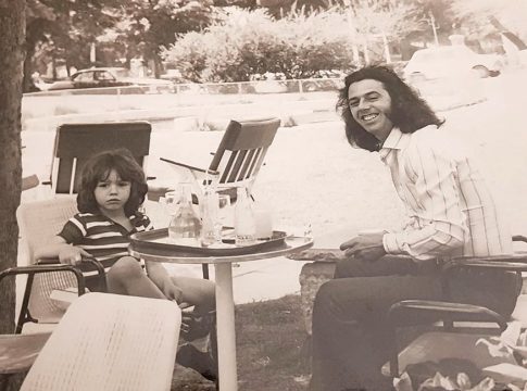 «Συνέχεια σε κόντρα»: Δημήτρης και Σταμάτης Κόκοτας – Η αληθινή, ανάγλυφη σχέση πατέρα και γιου