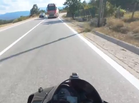 Βυτιοφόρο: Ο οδηγός βγαίνει στο αντίθετο ρεύμα για προσπέραση – Παρά τρίχα γλιτώνει μοτοσικλετιστής