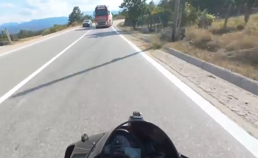 Βυτιοφόρο: Ο οδηγός βγαίνει στο αντίθετο ρεύμα για προσπέραση – Παρά τρίχα γλιτώνει μοτοσικλετιστής