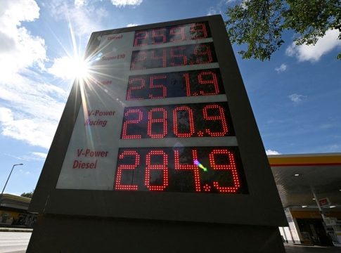 Σε επίπεδα ρεκόρ οι τιμές των καυσίμων στην ΕΕ – Πιέσεις στις Βρυξέλλες για φόρο στα υπερκέρδη των πετρελαϊκών