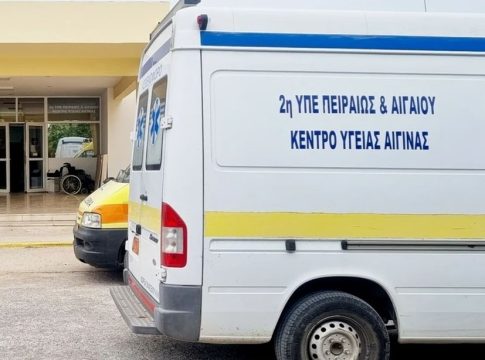 Γυναίκα πέθανε αβοήθητη σε παραλία της Αίγινας λόγω αργοπορίας του ασθενοφόρου