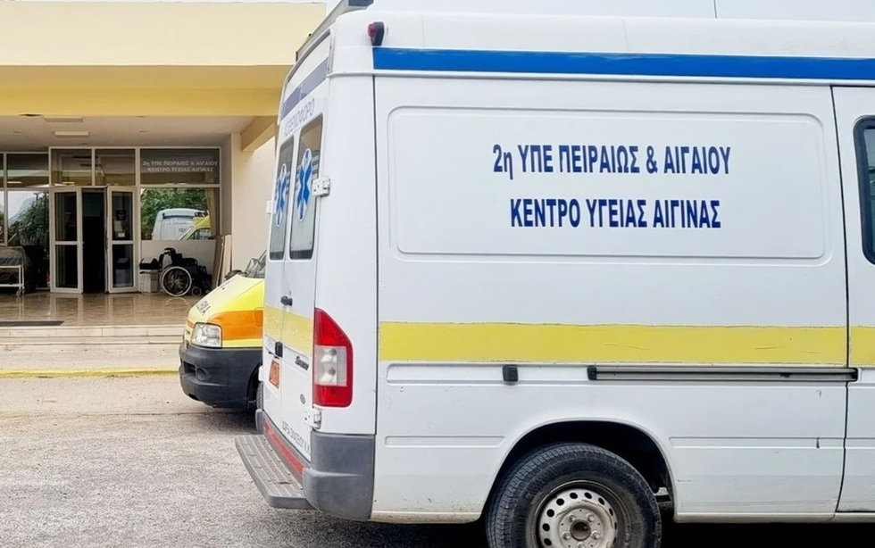 Γυναίκα πέθανε αβοήθητη σε παραλία της Αίγινας λόγω αργοπορίας του ασθενοφόρου