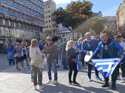 «Γαλανόλευκο» το Βελιγράδι: Οι φίλοι της Εθνικής στην πλατεία Δημοκρατίας (vid)