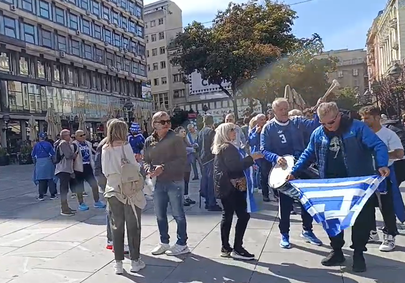 «Γαλανόλευκο» το Βελιγράδι: Οι φίλοι της Εθνικής στην πλατεία Δημοκρατίας (vid)