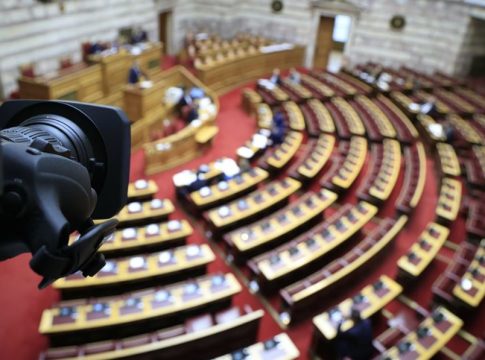Σφοδρή αντιπαράθεση για το επίδομα ανεργίας – Κρυφή ατζέντα της κυβέρνησης καταγγέλλει η αντιπολίτευση