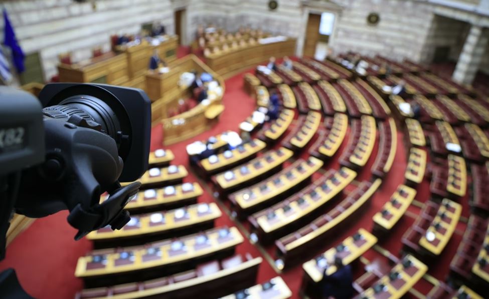 Σφοδρή αντιπαράθεση για το επίδομα ανεργίας – Κρυφή ατζέντα της κυβέρνησης καταγγέλλει η αντιπολίτευση