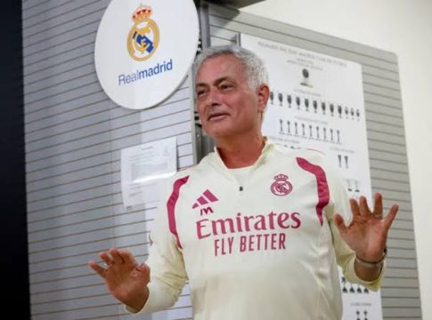 Ο Μουρίνιο έπλεξε το εγκώμιο του Μέσι και σχολίασε την κόντρα της Ατλέτικο με τη Μπαρτσελόνα για τον Άλβαρες (vid)