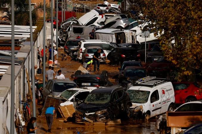 Ισπανία: Χιλιάδες άνθρωποι χωρίς ρεύμα από τις πλημμύρες – Έκλεισαν σχολεία και δρόμοι