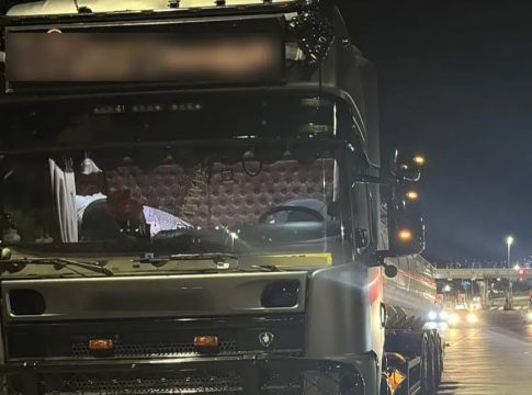 Διακοπή κυκλοφορίας στην Ιερά Οδό λόγω πτώσης φορτηγού σε φρεάτιο